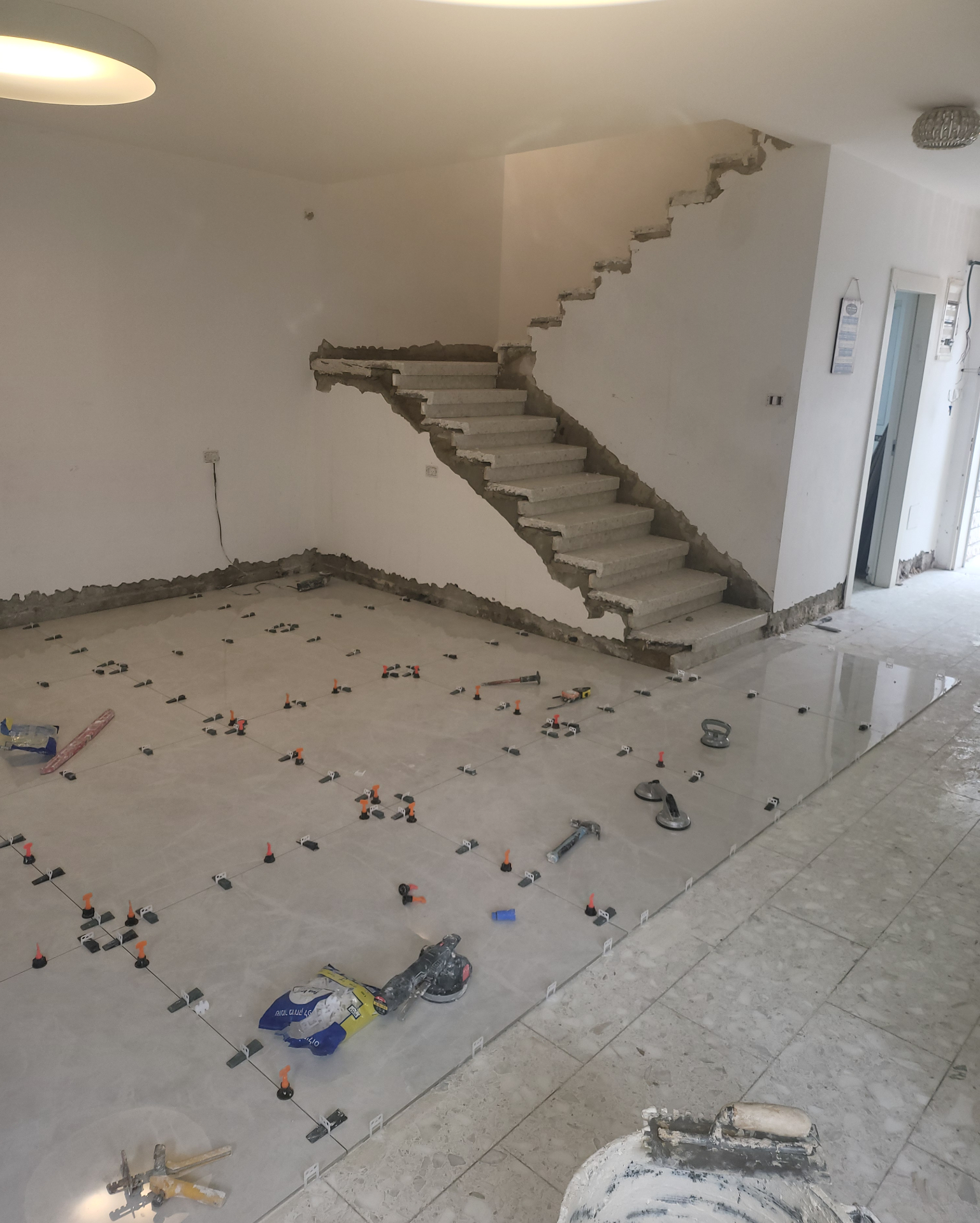 ריצוף וחיפוי אריחים בחלל פנימי