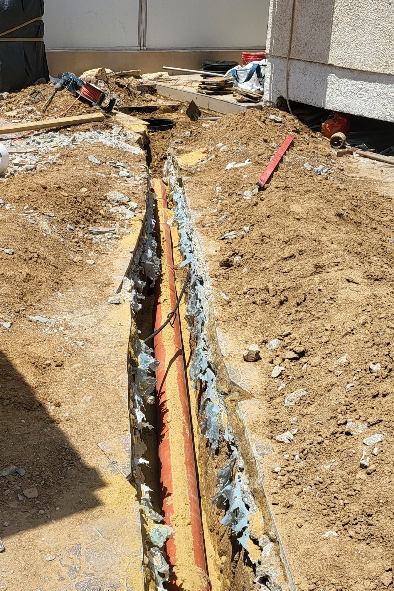 החלפת קו ביוב חיצוני בתעלה חפורה
