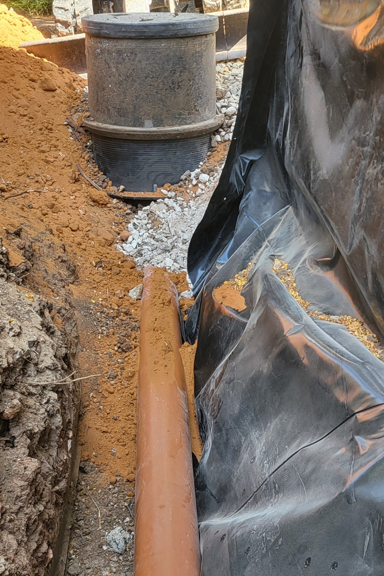 התקנת קו ביוב ושוחת בקרה בחצר